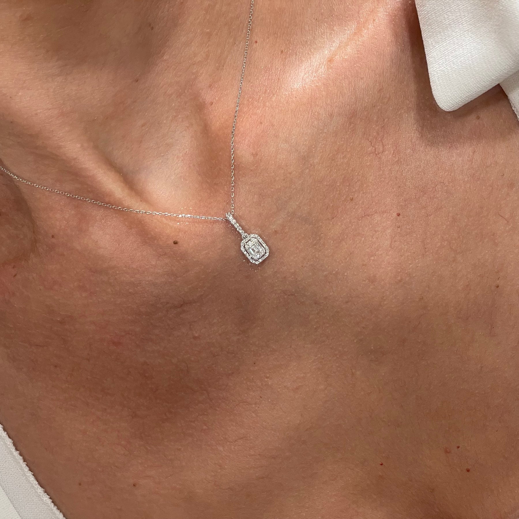 Диамантена висулка от бяло злато 0.24 карата